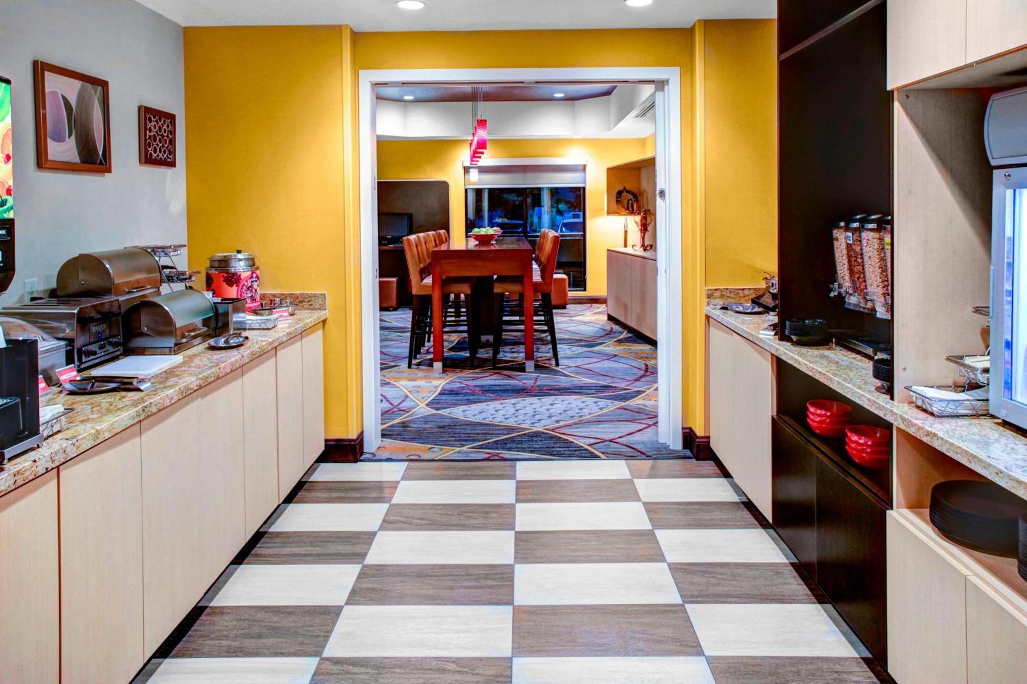 Towneplace Suites By Marriott Bakersfield West Экстерьер фото